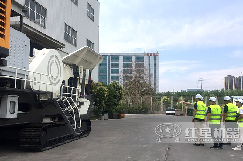 大型打沙粉碎機(jī)客戶(hù)考察