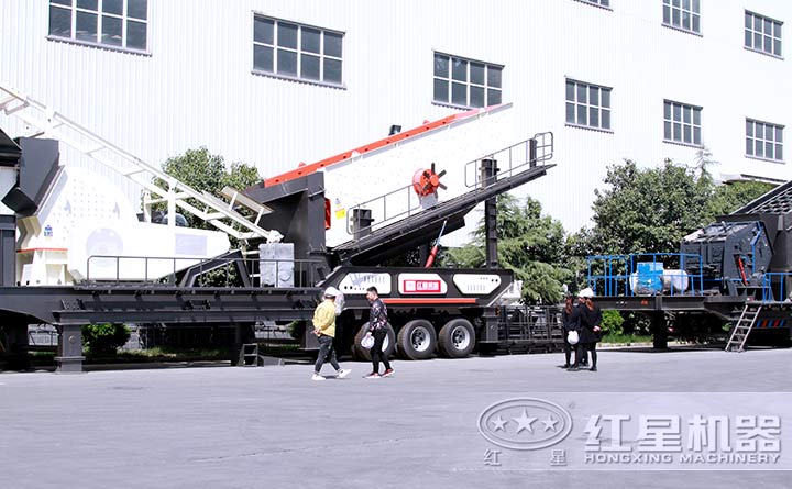 移動小型碎石機(jī)廠區(qū)