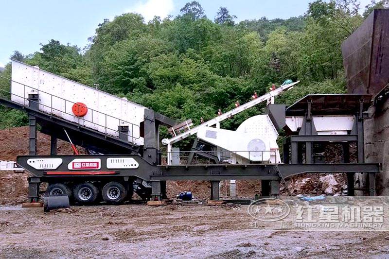 移動(dòng)破碎機(jī)現(xiàn)場(chǎng)