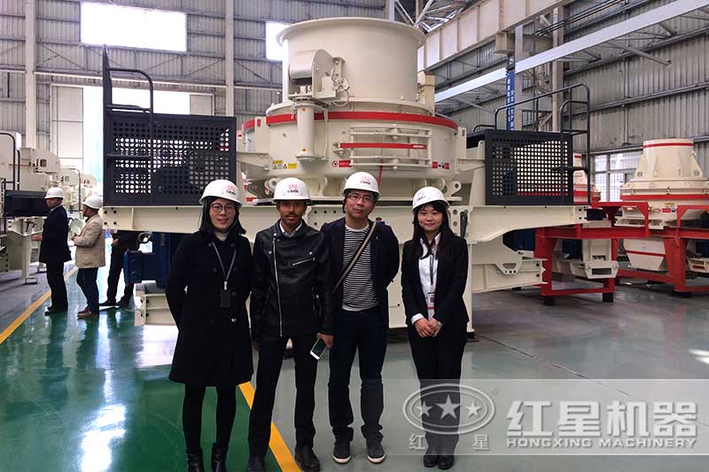 客戶來(lái)砂石料場(chǎng)制砂機(jī)廠家參觀