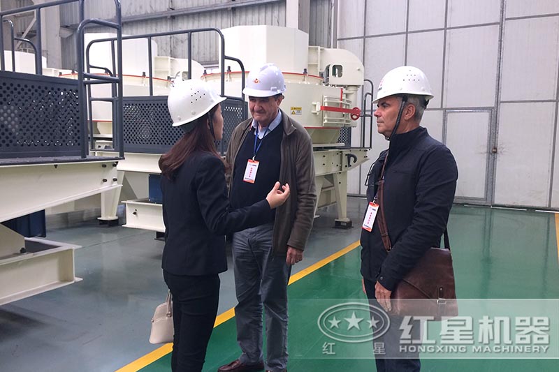 石英砂制沙機(jī)客戶(hù)正在參觀