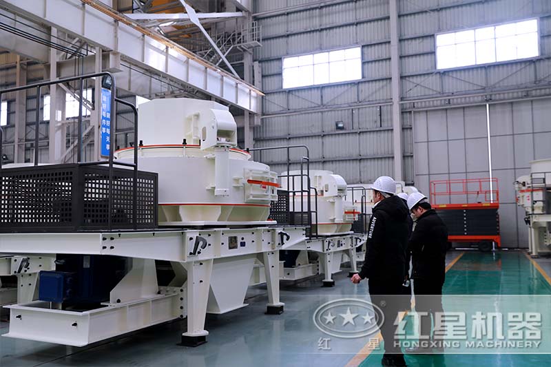 經(jīng)理為石英砂制沙機(jī)客戶(hù)講解設(shè)備