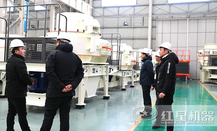 紅星石子制砂機(jī)廠區(qū)內(nèi)，客戶正在參觀