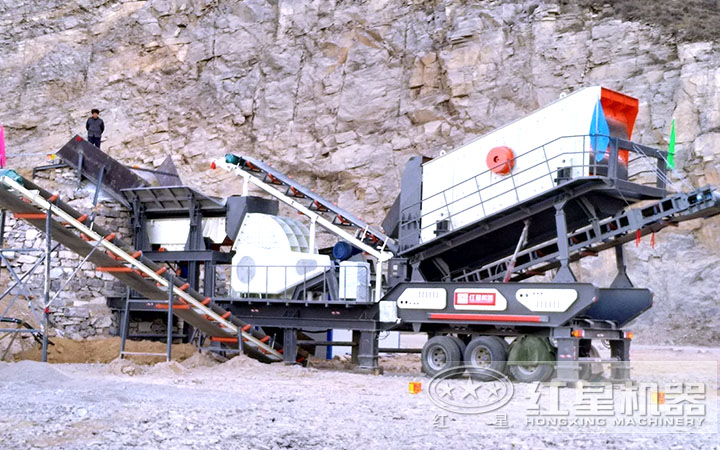 輪式自行重錘式破碎機械車作業(yè)現(xiàn)場，山東客戶，時產(chǎn)120噸