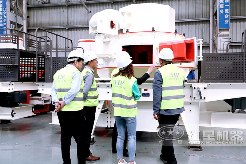 打碎石子打沙機(jī)設(shè)備客戶來(lái)我廠參觀