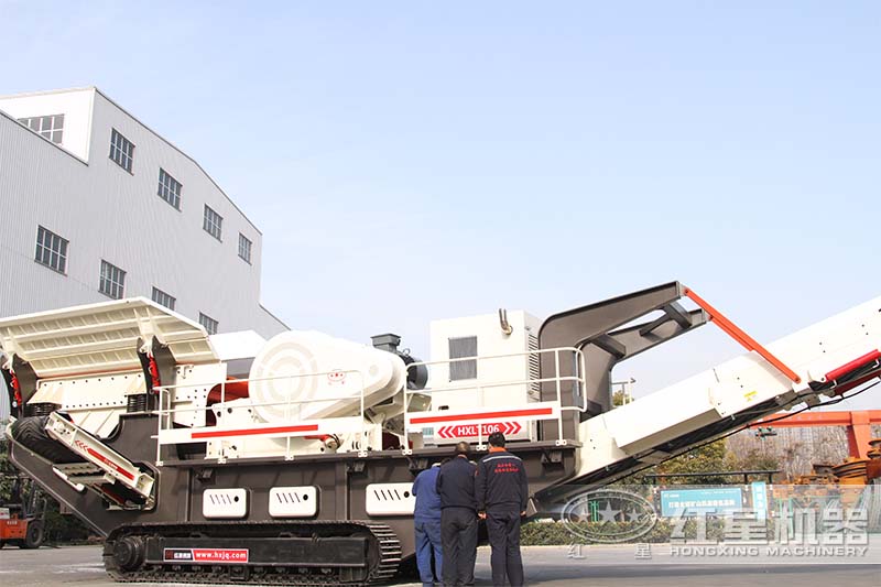 移動顎式碎沙機檢查中、準備試車