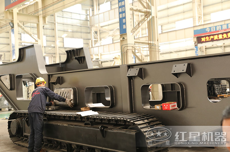 履帶式移動(dòng)鄂式破碎站制造現(xiàn)場