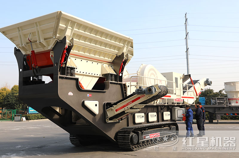 履帶式移動(dòng)破碎站用戶來廠參觀