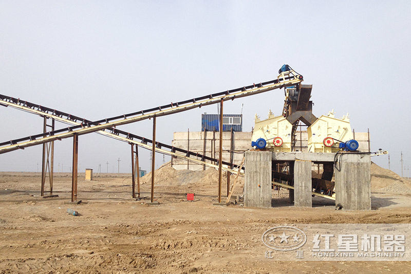 搭配2臺(tái)反擊破的成套砂石料生產(chǎn)線現(xiàn)場