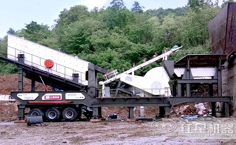 移動式時(shí)產(chǎn)300噸重型錘式粉碎機(jī)現(xiàn)場