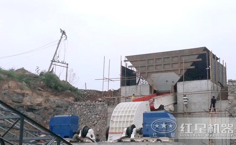 固定式時(shí)產(chǎn)300噸重型錘式粉碎機(jī)現(xiàn)場安裝圖