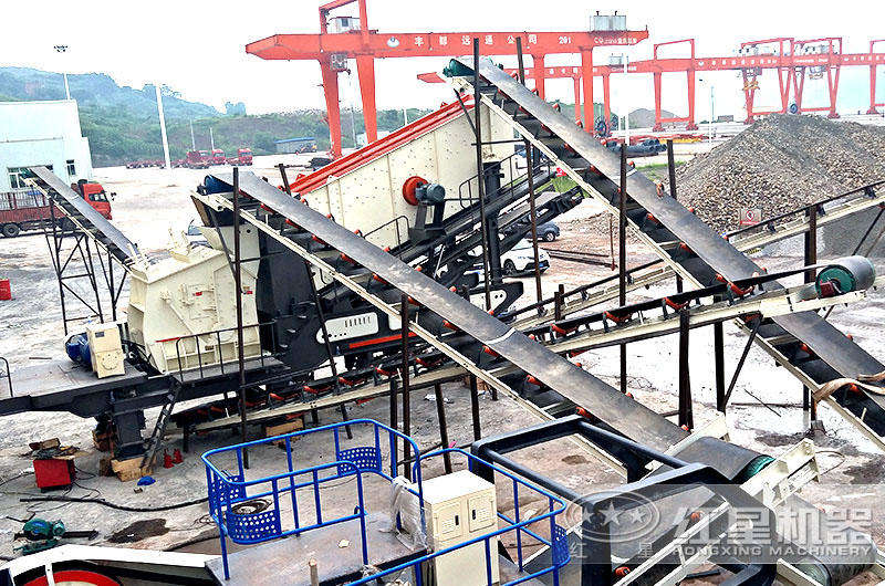 移動式制砂生產(chǎn)線設(shè)備掛上車頭就能跑，便于轉(zhuǎn)場