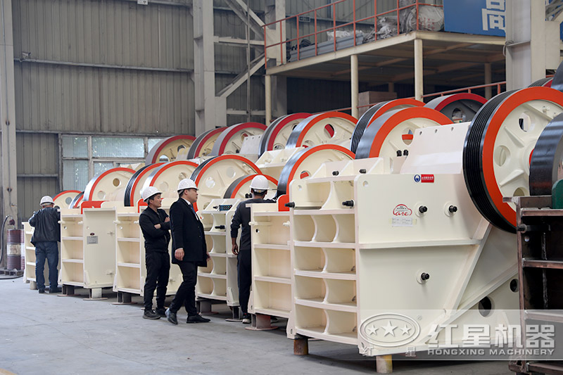 近距離參觀更能了解顎式石頭破碎機的材質、構造