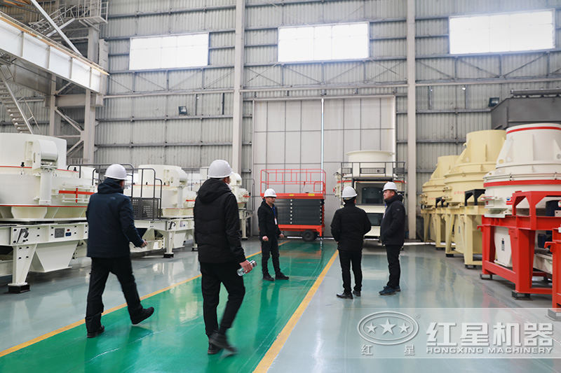 客戶(hù)在制砂機(jī)車(chē)間參觀，更多設(shè)備等你了解