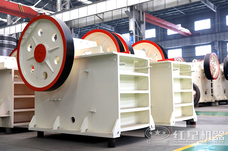 鄂破工作穩(wěn)定，破碎力度強(qiáng)，適合各種石料廠