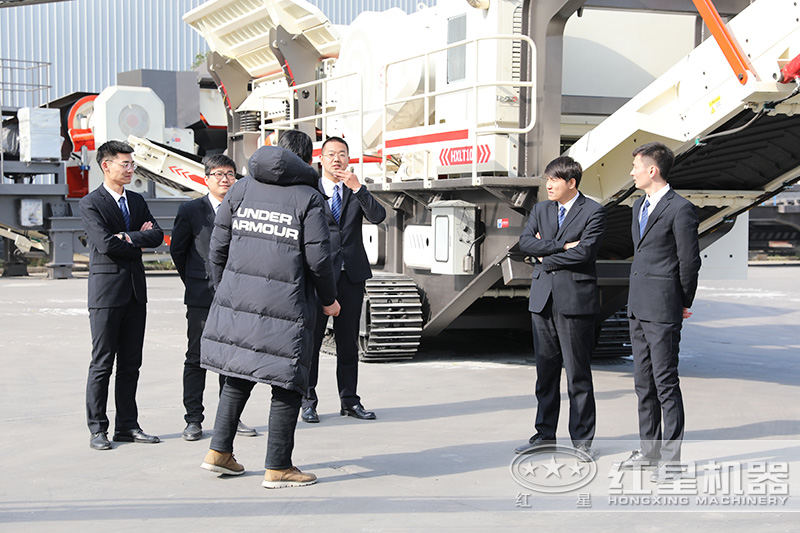 客戶(hù)來(lái)廠(chǎng)參觀流動(dòng)粉碎機(jī)，專(zhuān)業(yè)團(tuán)隊(duì)一對(duì)一指導(dǎo)講解，現(xiàn)場(chǎng)演示