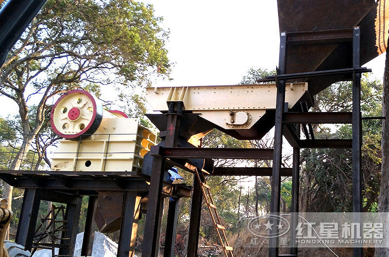 混凝土破碎機安裝現(xiàn)場，廠家一路扶持