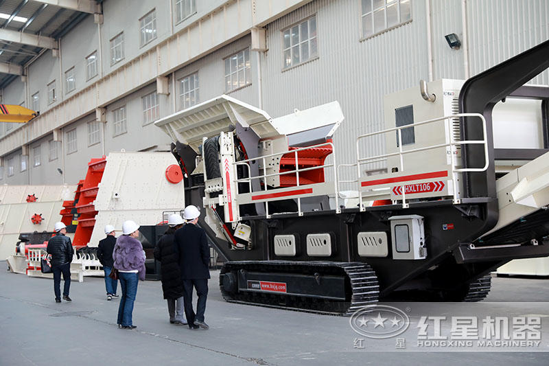 客戶來廠參觀紅星移動(dòng)式破碎機(jī)后當(dāng)場下單