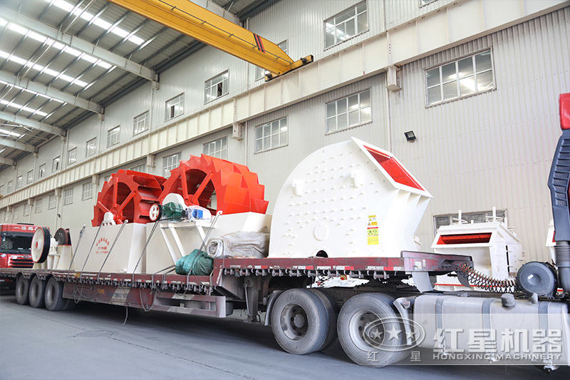 用戶在錘破車間參觀考察，技術人員耐心講解