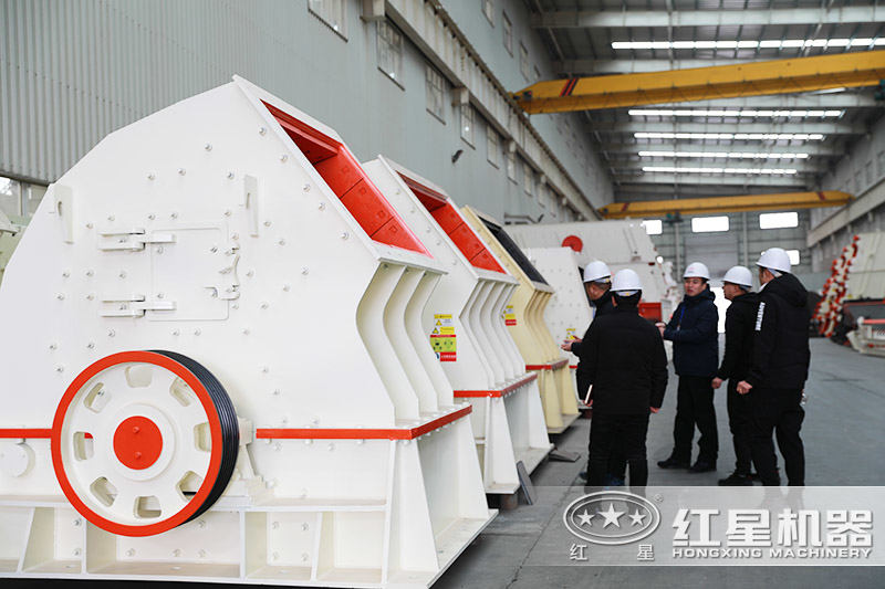 用戶在錘破車間參觀考察，技術人員耐心講解