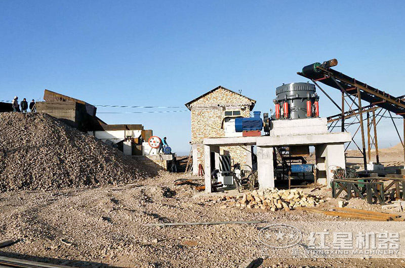 石子破碎生產(chǎn)線(xiàn)現(xiàn)場(chǎng)