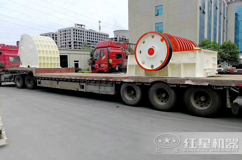 小型破碎機(jī)裝車完畢，等待發(fā)貨