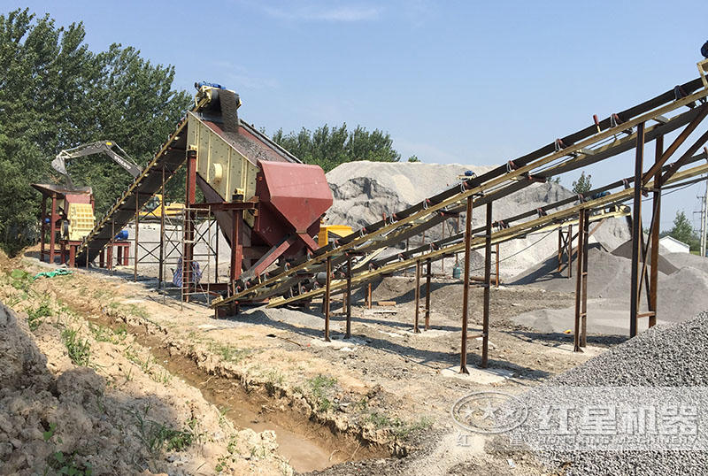 小型錘式破碎機(jī)現(xiàn)場圖