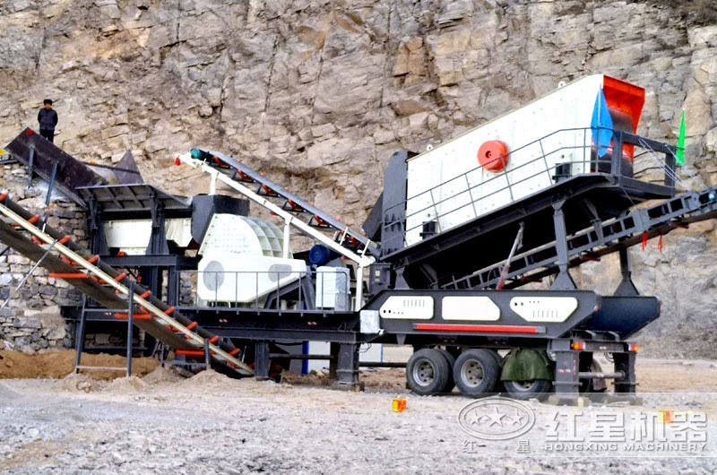 輪胎式單機(jī)組合移動(dòng)式破碎機(jī)現(xiàn)場(chǎng)，時(shí)產(chǎn)量100噸左右