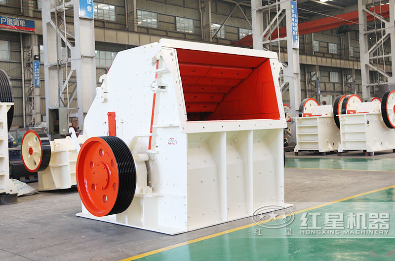 反擊式破碎機沖擊力大，石粉少