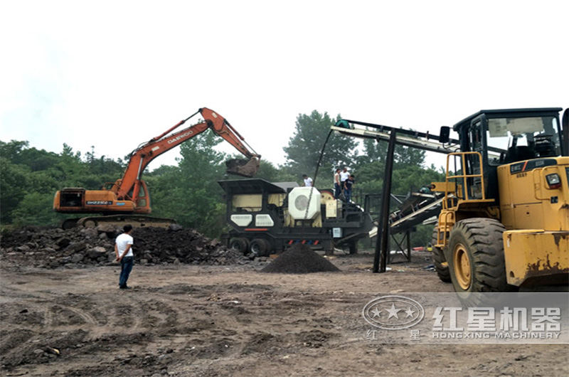 時(shí)產(chǎn)200噸移動(dòng)石子破碎現(xiàn)場