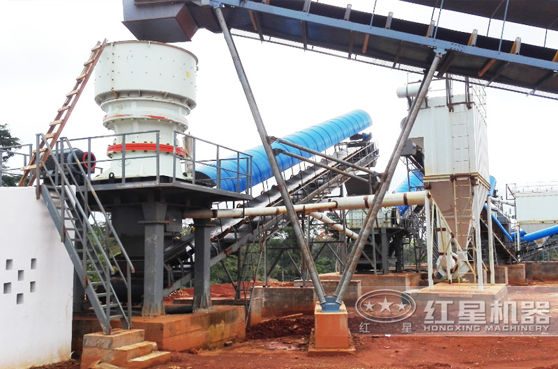 玄武巖破碎生產(chǎn)線現(xiàn)場，防塵罩綠色更環(huán)保