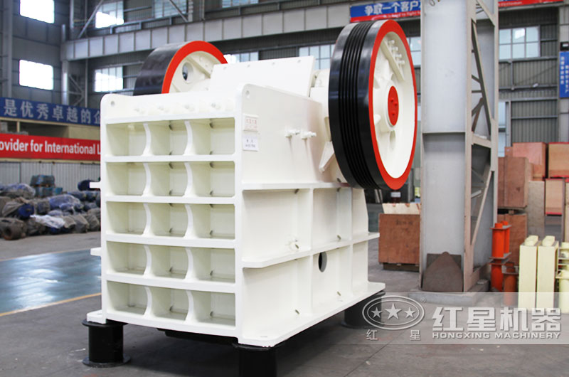 600×750的顎式破碎機生產能力為80-240t/h，進料口腔深