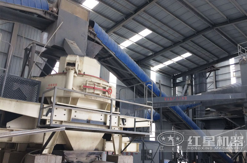 鵝卵石制砂機(jī)鞏義作業(yè)現(xiàn)場(chǎng)，密封作業(yè)更環(huán)保