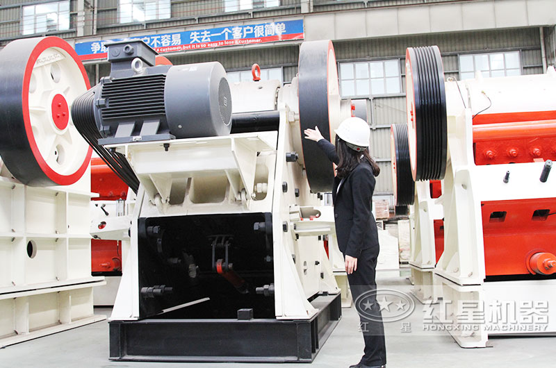 鄂式破石機進料口大，破碎腔深