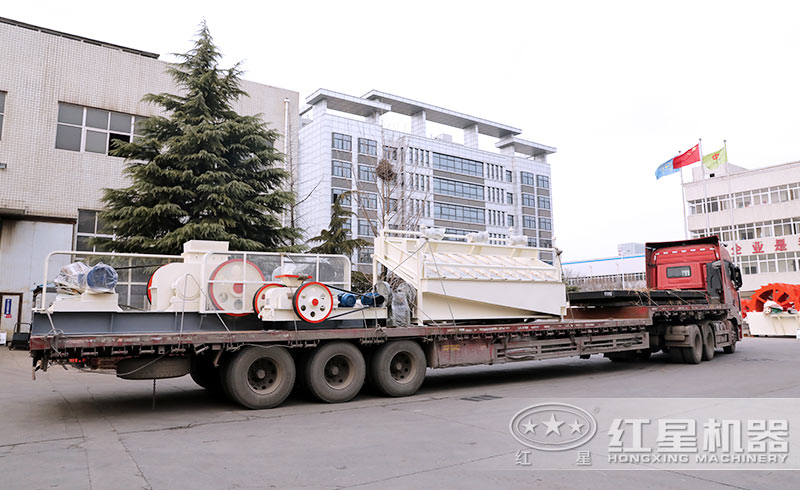 紅星小型對輥破碎機發(fā)往山東現場