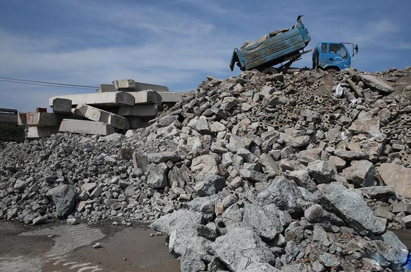 堆積如山的廢棄磚渣、磚塊