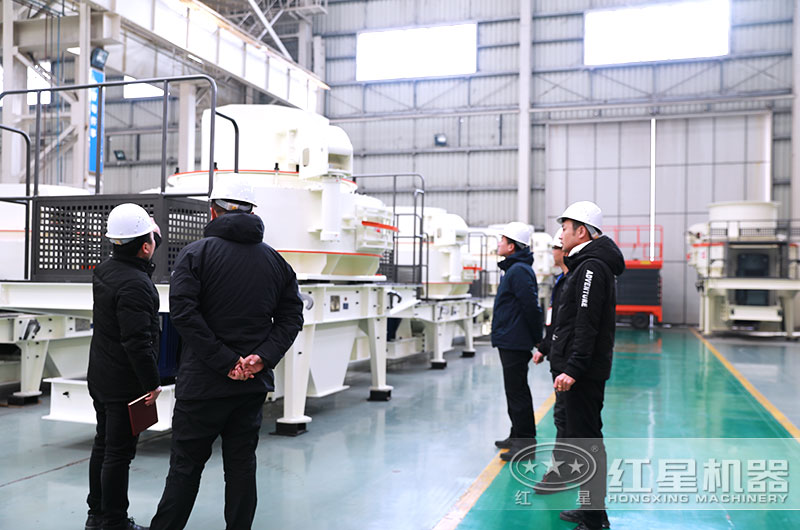 客戶(hù)來(lái)廠(chǎng)參觀(guān)人工機(jī)制砂設(shè)備