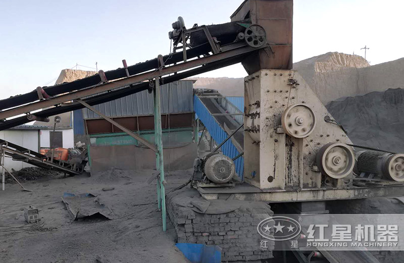 雙級粉碎機處理石料現(xiàn)場