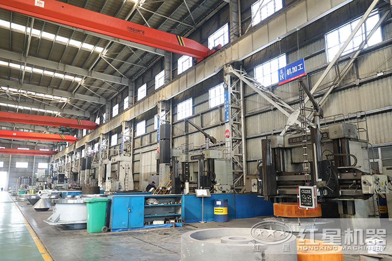 紅星機(jī)器鐵礦石粉碎機(jī)制造車(chē)間