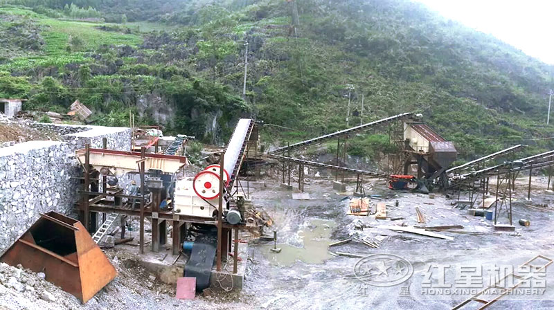 大型顎式破碎機(jī)配置的碎石生產(chǎn)線現(xiàn)場