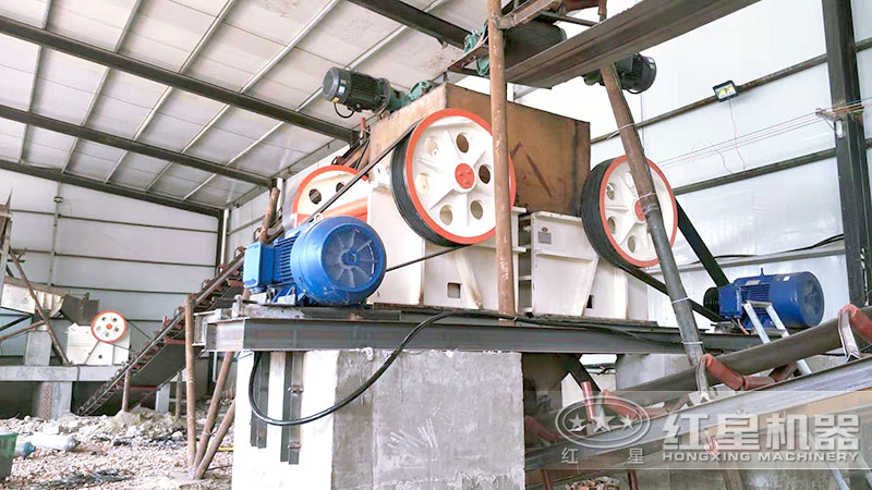 多臺小型顎式破碎機(jī)組合生產(chǎn)